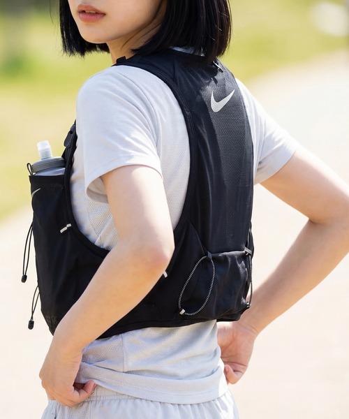 NIKE（ナイキ）の「【NIKE/ナイキ】ボトル付き ランニング ランベスト5L（ベスト・メンズ・ブラック・M/L）」の3枚目の写真