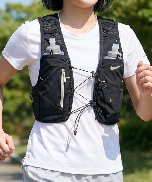 NIKE（ナイキ）の「【NIKE/ナイキ】ボトル付き ランニング ランベスト5L（ベスト・メンズ・ブラック・M/L）」の5枚目の写真