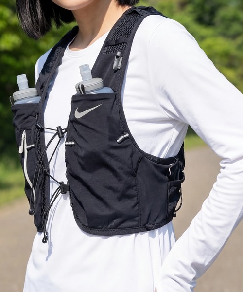 NIKE（ナイキ）の「【NIKE/ナイキ】ボトル付き ランニング ランベスト5L（ベスト・メンズ・ブラック・M/L）」の2枚目の写真
