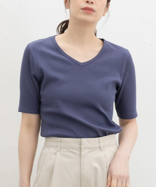 Honeys(ハニーズ)の「【ハニさら・接触冷感・UVカット】半袖VネックTシャツ(Tシャツ/カットソー・レディース・イエロー/ブラック/オフホワイト/ブルー・3L/L/LL/M/S)」の4枚目の写真