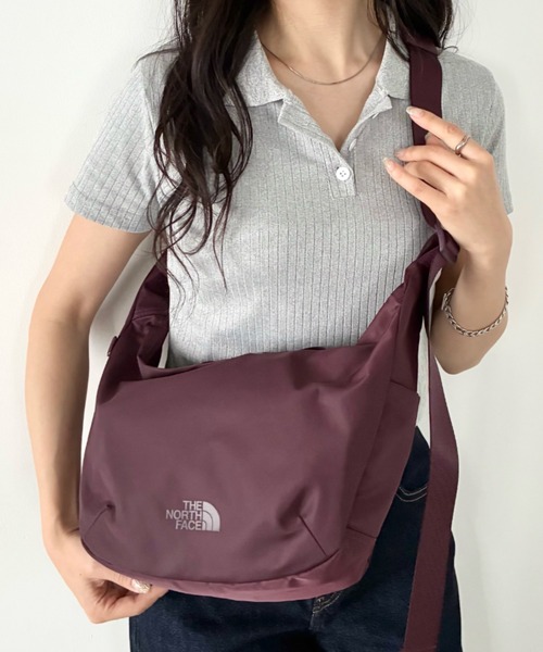 THE NORTH FACE(ザノースフェイス)の「THE NORTH FACE(ザ・ノースフェイス)/軽量 ロゴプリント ホーボーバッグ ショルダーバッグ/URBAN HOBO BAG M(ショルダーバッグ・レディース・ブラック/ワインレッド・FREE)」の2枚目の写真