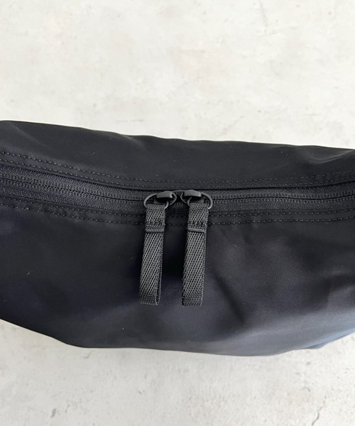 THE NORTH FACE(ザノースフェイス)の「THE NORTH FACE(ザ・ノースフェイス)/軽量 ロゴプリント ホーボーバッグ ショルダーバッグ/URBAN HOBO BAG M(ショルダーバッグ・レディース・ブラック/ワインレッド・FREE)」の16枚目の写真