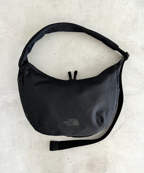 THE NORTH FACE(ザノースフェイス)の「THE NORTH FACE(ザ・ノースフェイス)/軽量 ロゴプリント ホーボーバッグ ショルダーバッグ/URBAN HOBO BAG M(ショルダーバッグ・レディース・ブラック/ワインレッド・FREE)」の13枚目の写真