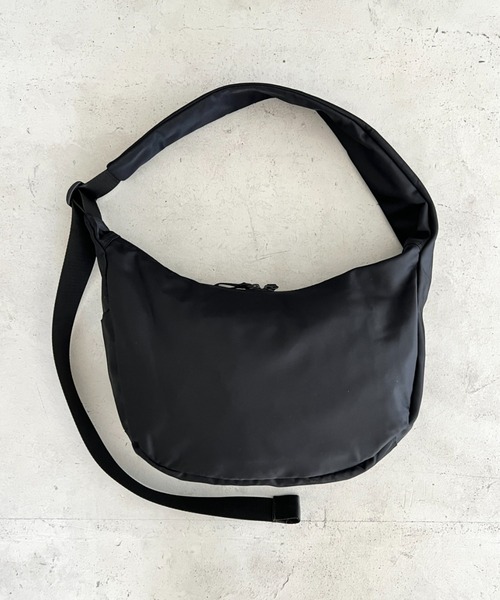THE NORTH FACE(ザノースフェイス)の「THE NORTH FACE(ザ・ノースフェイス)/軽量 ロゴプリント ホーボーバッグ ショルダーバッグ/URBAN HOBO BAG M(ショルダーバッグ・レディース・ブラック/ワインレッド・FREE)」の21枚目の写真