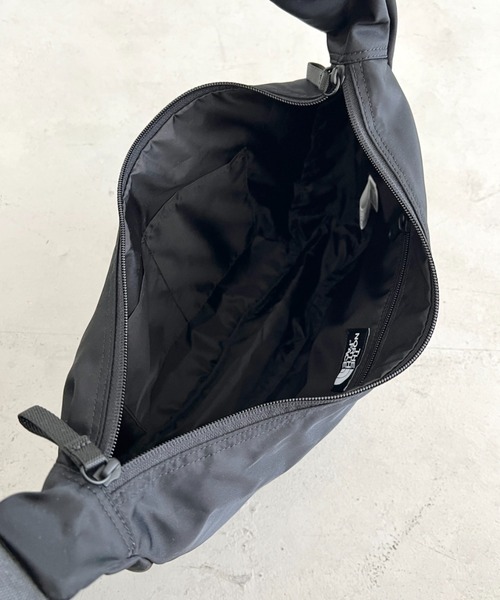 THE NORTH FACE(ザノースフェイス)の「THE NORTH FACE(ザ・ノースフェイス)/軽量 ロゴプリント ホーボーバッグ ショルダーバッグ/URBAN HOBO BAG M(ショルダーバッグ・レディース・ブラック/ワインレッド・FREE)」の17枚目の写真