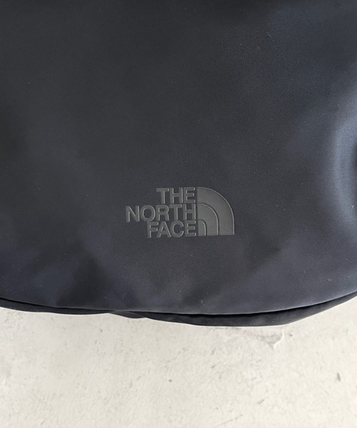 THE NORTH FACE(ザノースフェイス)の「THE NORTH FACE(ザ・ノースフェイス)/軽量 ロゴプリント ホーボーバッグ ショルダーバッグ/URBAN HOBO BAG M(ショルダーバッグ・レディース・ブラック/ワインレッド・FREE)」の14枚目の写真