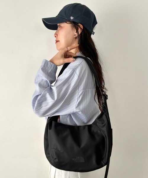 THE NORTH FACE(ザノースフェイス)の「THE NORTH FACE(ザ・ノースフェイス)/軽量 ロゴプリント ホーボーバッグ ショルダーバッグ/URBAN HOBO BAG M(ショルダーバッグ・レディース・ブラック/ワインレッド・FREE)」の6枚目の写真