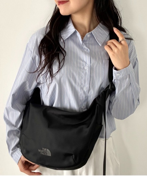 THE NORTH FACE(ザノースフェイス)の「THE NORTH FACE(ザ・ノースフェイス)/軽量 ロゴプリント ホーボーバッグ ショルダーバッグ/URBAN HOBO BAG M(ショルダーバッグ・レディース・ブラック/ワインレッド・FREE)」の8枚目の写真