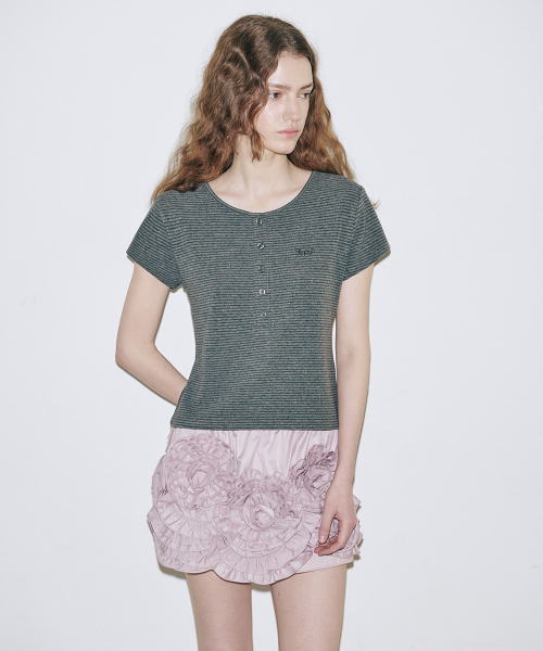 SINOON(シヌーン)の「SN Henley Neck Stripe Cap Sleeved T-shirt (Dark Melange Grey)(Tシャツ/カットソー・レディース・ダークグレー・SMALL/MEDIUM)」の1枚目の写真