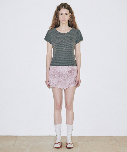 SINOON(シヌーン)の「SN Henley Neck Stripe Cap Sleeved T-shirt (Dark Melange Grey)(Tシャツ/カットソー・レディース・ダークグレー・SMALL/MEDIUM)」の3枚目の写真