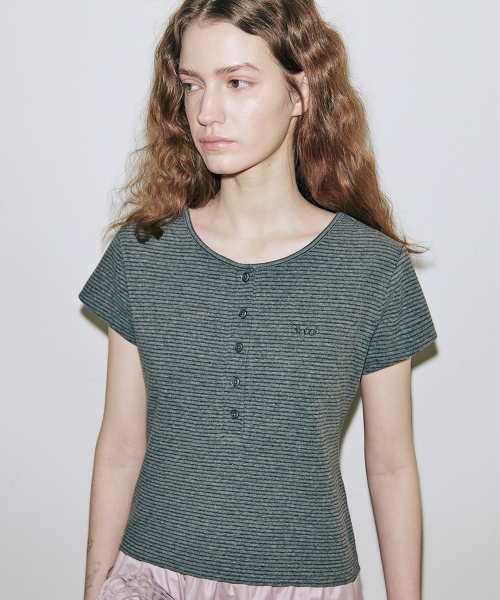 SINOON(シヌーン)の「SN Henley Neck Stripe Cap Sleeved T-shirt (Dark Melange Grey)(Tシャツ/カットソー・レディース・ダークグレー・SMALL/MEDIUM)」の4枚目の写真