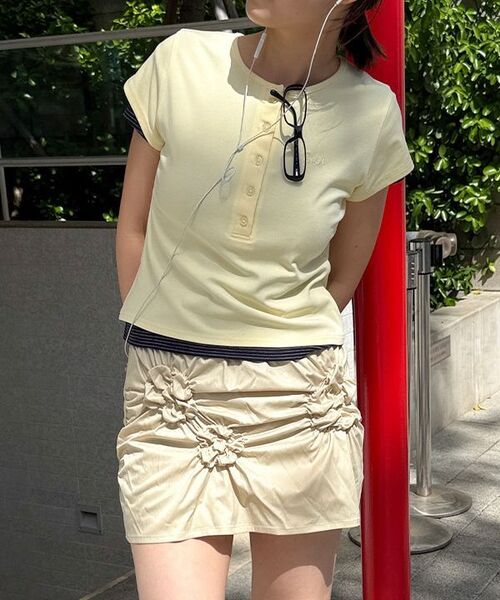 SINOON(シヌーン)の「SN Henley Neck Stripe Cap Sleeved T-shirt (Dark Melange Grey)(Tシャツ/カットソー・レディース・ダークグレー・SMALL/MEDIUM)」の2枚目の写真