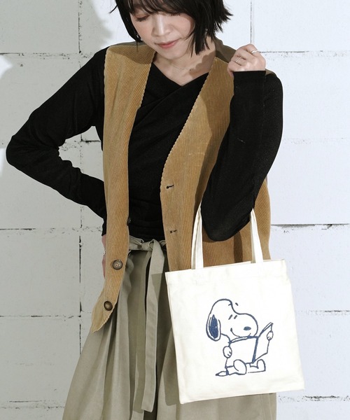 Vintage PEANUTS（ビンテージピーナッツ）の「"09"≪Vintage PEANUTS≫1ポケット キャンバス 刺繍 ミニ トートバッグ（トートバッグ・レディース・アイボリー/ネイビー・ONE SIZE）」の4枚目の写真