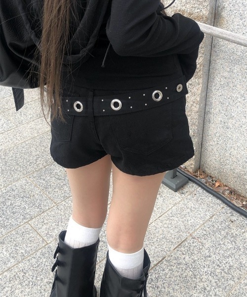 anyonemore(エニワンモア)の「バックスタッズアイレットベルトショートパンツ(その他パンツ・レディース・ブラック・MEDIUM/SMALL/LARGE)」の1枚目の写真