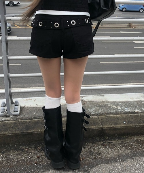 anyonemore(エニワンモア)の「バックスタッズアイレットベルトショートパンツ(その他パンツ・レディース・ブラック・MEDIUM/SMALL/LARGE)」の2枚目の写真