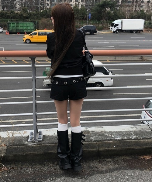 anyonemore(エニワンモア)の「バックスタッズアイレットベルトショートパンツ(その他パンツ・レディース・ブラック・MEDIUM/SMALL/LARGE)」の6枚目の写真