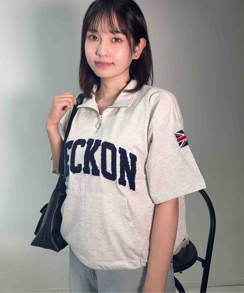 AS KNOW AS plus(アズノゥアズプラス)の「〇ポケット付きハーフジップジップ 袖ワッペン半袖プルオーバー(Tシャツ/カットソー・レディース・オートミール/ネイビー/レッド/チャコールグレー/レッド系/アイボリー系/カーキ系/ネイビー系・FREE)」の4枚目の写真