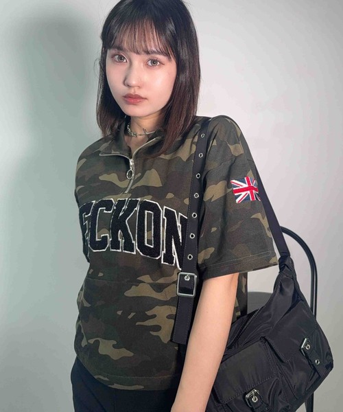 AS KNOW AS plus(アズノゥアズプラス)の「〇ポケット付きハーフジップジップ 袖ワッペン半袖プルオーバー(Tシャツ/カットソー・レディース・オートミール/ネイビー/レッド/チャコールグレー/レッド系/アイボリー系/カーキ系/ネイビー系・FREE)」の5枚目の写真