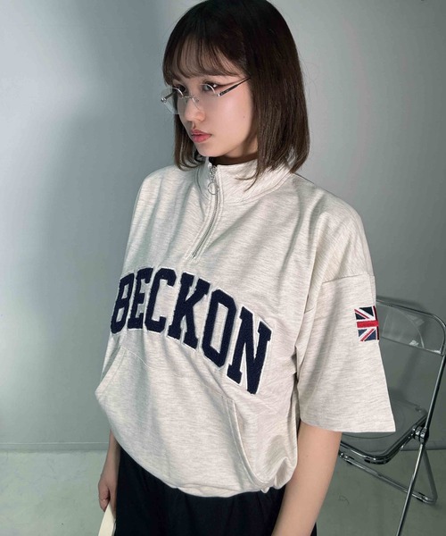 AS KNOW AS plus(アズノゥアズプラス)の「〇ポケット付きハーフジップジップ 袖ワッペン半袖プルオーバー(Tシャツ/カットソー・レディース・オートミール/ネイビー/レッド/チャコールグレー/レッド系/アイボリー系/カーキ系/ネイビー系・FREE)」の3枚目の写真