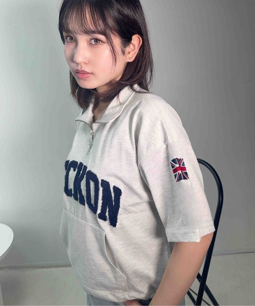 AS KNOW AS plus(アズノゥアズプラス)の「〇ポケット付きハーフジップジップ 袖ワッペン半袖プルオーバー(Tシャツ/カットソー・レディース・オートミール/ネイビー/レッド/チャコールグレー/レッド系/アイボリー系/カーキ系/ネイビー系・FREE)」の17枚目の写真