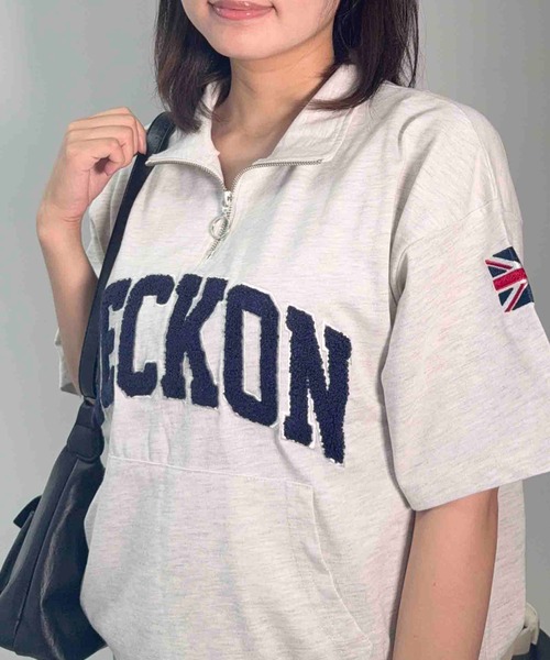 AS KNOW AS plus(アズノゥアズプラス)の「〇ポケット付きハーフジップジップ 袖ワッペン半袖プルオーバー(Tシャツ/カットソー・レディース・オートミール/ネイビー/レッド/チャコールグレー/レッド系/アイボリー系/カーキ系/ネイビー系・FREE)」の19枚目の写真