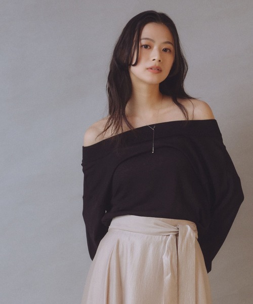 Andemiu(アンデミュウ)の「シアーオフショルニット671656(ニット/セーター・レディース・ブラック/ベージュ/レッド・FREE)」の2枚目の写真