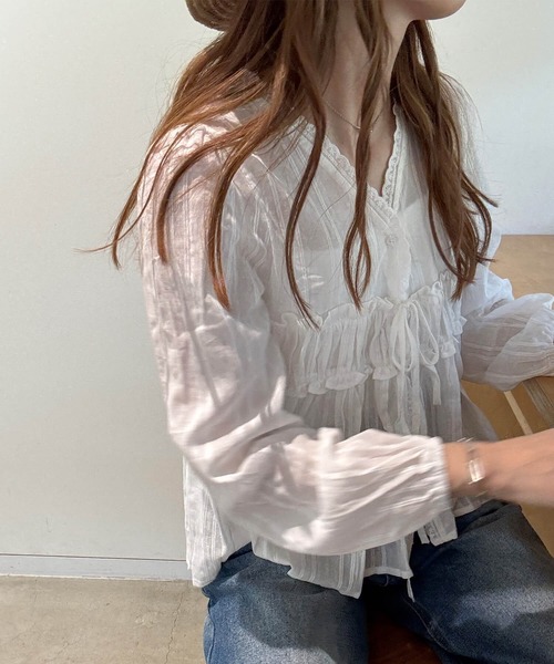 ISOOK(アイスー)の「フロントリボンシアーブラウス(chiica select) / フリルブラウス ペプラム 長袖 Vネック(シャツ/ブラウス・レディース・ホワイト・FREE)」の4枚目の写真