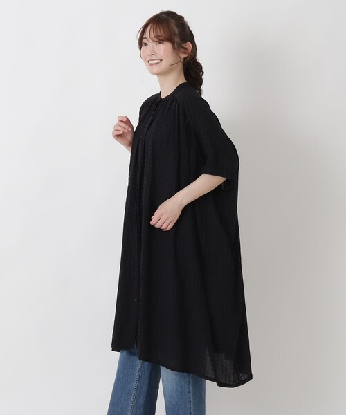 one'sterrace(ワンズテラス)の「【リンネル7月号掲載】ギンガムチェックギャザー5分袖ワイドワンピース(ワンピース・レディース・ネイビー系5/ブラック系8/ブルー系その他7・02)」の2枚目の写真