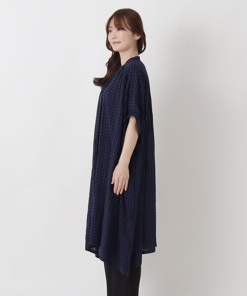 one'sterrace(ワンズテラス)の「【リンネル7月号掲載】ギンガムチェックギャザー5分袖ワイドワンピース(ワンピース・レディース・ネイビー系5/ブラック系8/ブルー系その他7・02)」の7枚目の写真