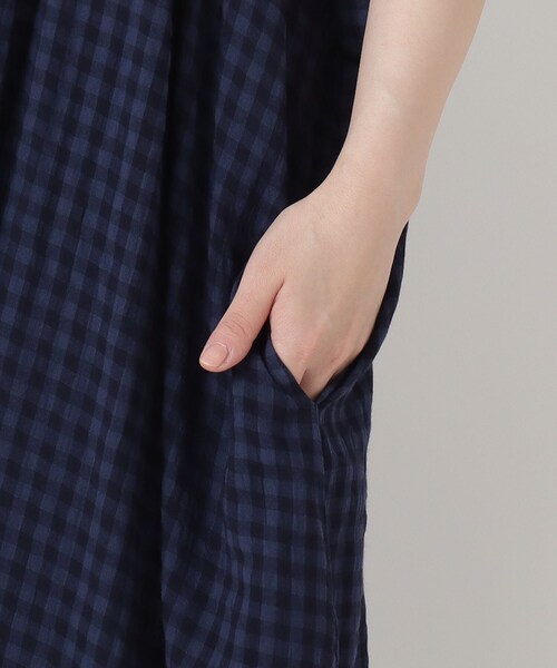 one'sterrace(ワンズテラス)の「【リンネル7月号掲載】ギンガムチェックギャザー5分袖ワイドワンピース(ワンピース・レディース・ネイビー系5/ブラック系8/ブルー系その他7・02)」の11枚目の写真