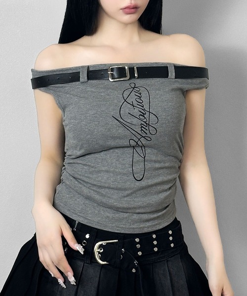 FOLLOWIN（フォロウィン）の「ベルトポイントロゴオフショルトップス（Tシャツ/カットソー・レディース・ブラック/グレー・FREE）」の2枚目の写真