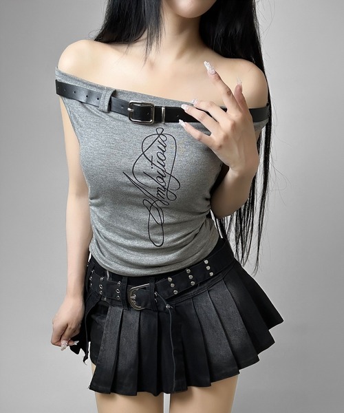 FOLLOWIN（フォロウィン）の「ベルトポイントロゴオフショルトップス（Tシャツ/カットソー・レディース・ブラック/グレー・FREE）」の3枚目の写真