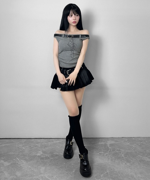 FOLLOWIN（フォロウィン）の「ベルトポイントロゴオフショルトップス（Tシャツ/カットソー・レディース・ブラック/グレー・FREE）」の4枚目の写真