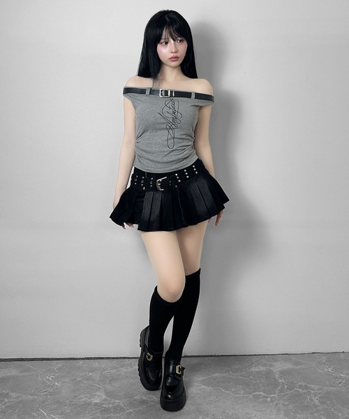 FOLLOWIN（フォロウィン）の「ベルトポイントロゴオフショルトップス（Tシャツ/カットソー・レディース・ブラック/グレー・FREE）」の5枚目の写真