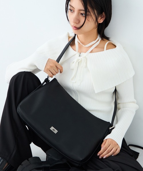 MURUA(ムルーア)の「MURUA(ムルーア)ショルダーバッグ MR-B1455 ロゴプレート(ショルダーバッグ・レディース・ネイビー/ブラウン/ブラック・FREE)」の1枚目の写真