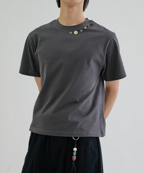 EPNK(イーピーエヌケー)の「Embellished button side slit tee / エンベリッシュトボタンサイドスリットT(Tシャツ/カットソー・メンズ・チャコールグレー/ブラック/杢グレー・MEDIUM/LARGE/SMALL)」の3枚目の写真