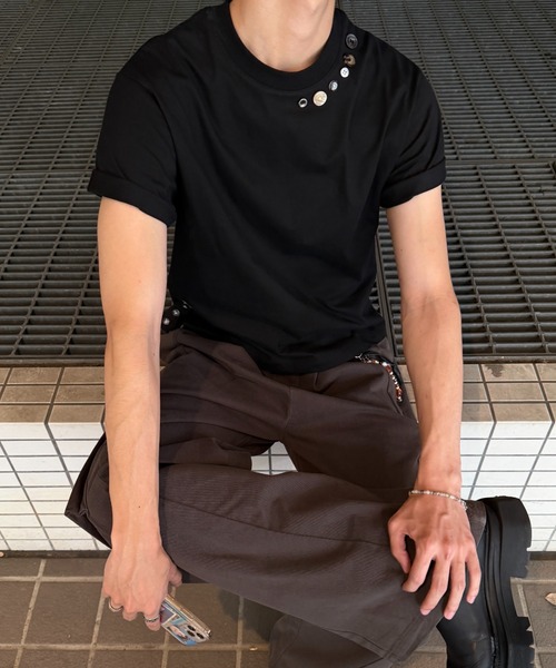 EPNK(イーピーエヌケー)の「Embellished button side slit tee / エンベリッシュトボタンサイドスリットT(Tシャツ/カットソー・メンズ・チャコールグレー/ブラック/杢グレー・MEDIUM/LARGE/SMALL)」の2枚目の写真