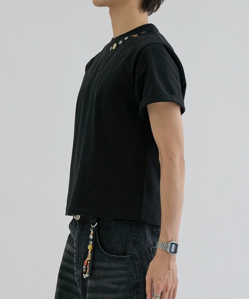 EPNK(イーピーエヌケー)の「Embellished button side slit tee / エンベリッシュトボタンサイドスリットT(Tシャツ/カットソー・メンズ・チャコールグレー/ブラック/杢グレー・MEDIUM/LARGE/SMALL)」の11枚目の写真