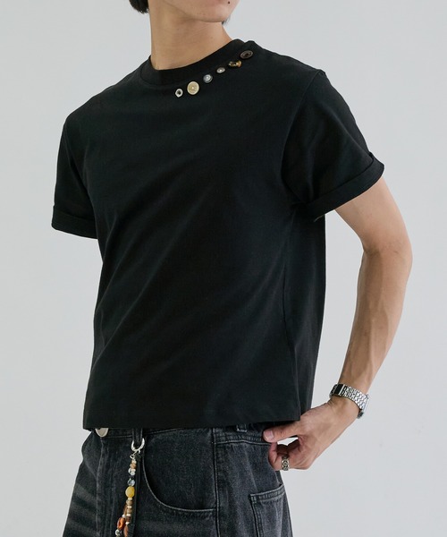 EPNK(イーピーエヌケー)の「Embellished button side slit tee / エンベリッシュトボタンサイドスリットT(Tシャツ/カットソー・メンズ・チャコールグレー/ブラック/杢グレー・MEDIUM/LARGE/SMALL)」の5枚目の写真