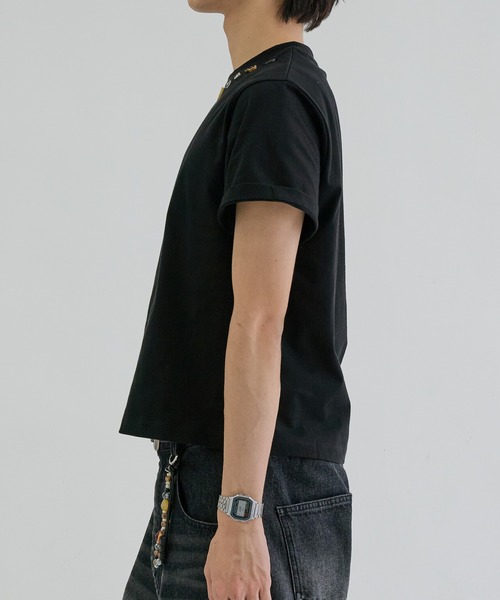 EPNK(イーピーエヌケー)の「Embellished button side slit tee / エンベリッシュトボタンサイドスリットT(Tシャツ/カットソー・メンズ・チャコールグレー/ブラック/杢グレー・MEDIUM/LARGE/SMALL)」の7枚目の写真