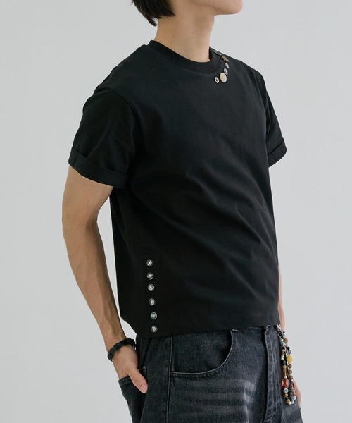 EPNK(イーピーエヌケー)の「Embellished button side slit tee / エンベリッシュトボタンサイドスリットT(Tシャツ/カットソー・メンズ・チャコールグレー/ブラック/杢グレー・MEDIUM/LARGE/SMALL)」の9枚目の写真