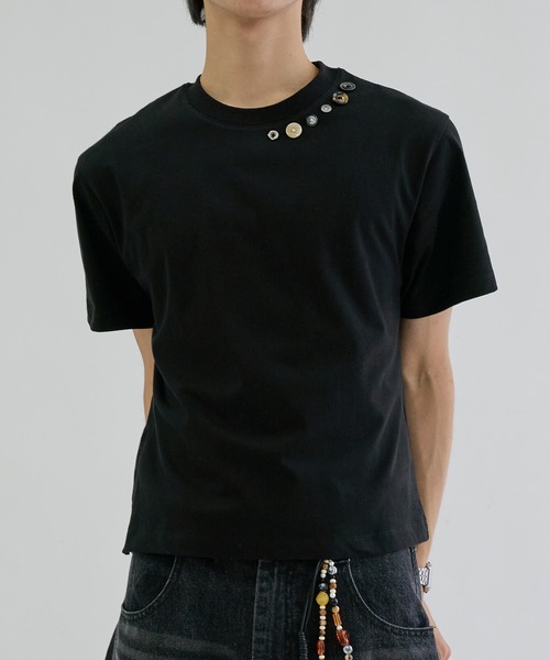 EPNK(イーピーエヌケー)の「Embellished button side slit tee / エンベリッシュトボタンサイドスリットT(Tシャツ/カットソー・メンズ・チャコールグレー/ブラック/杢グレー・MEDIUM/LARGE/SMALL)」の4枚目の写真