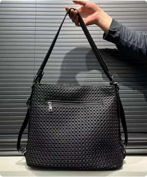 I.O.E(アイオイ)の「メッシュデザイン 2WAYショルダーバッグ(バックパック/リュック・レディース・ブラック・FREE)」の4枚目の写真