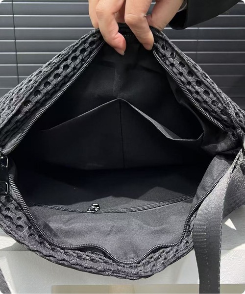 I.O.E(アイオイ)の「メッシュデザイン 2WAYショルダーバッグ(バックパック/リュック・レディース・ブラック・FREE)」の13枚目の写真