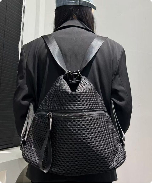 I.O.E(アイオイ)の「メッシュデザイン 2WAYショルダーバッグ(バックパック/リュック・レディース・ブラック・FREE)」の16枚目の写真