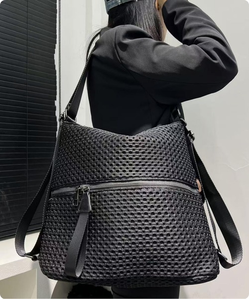 I.O.E(アイオイ)の「メッシュデザイン 2WAYショルダーバッグ(バックパック/リュック・レディース・ブラック・FREE)」の10枚目の写真