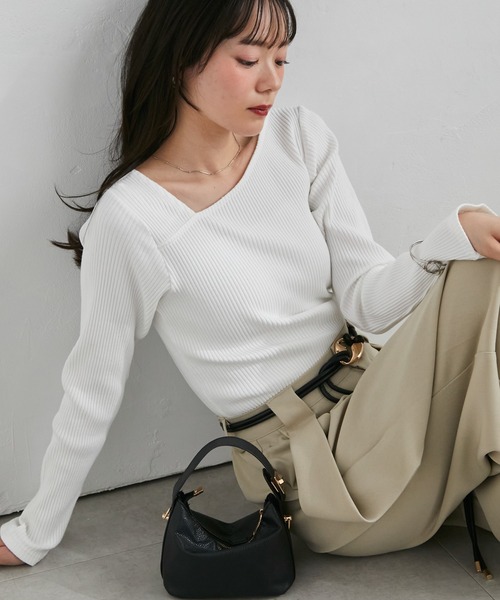 RANAN（ラナン）の「全骨格細見え！アシメネックリブトップス（Tシャツ/カットソー・レディース・チャコール/ホワイト/ブラック/ブラウン・M/LL/L）」の2枚目の写真