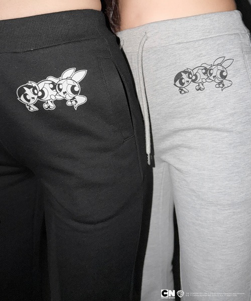 me+em select(ミームセレクト)の「【THE POWERPUFF GIRLS】パワーパフガールズバックレタリングロゴスウェットフレアパンツ / back lettering logo sweat flare pants【 セットアップ着用可能 】(スウェットパンツ・レディース・グレー/ブラック・FREE)」の6枚目の写真