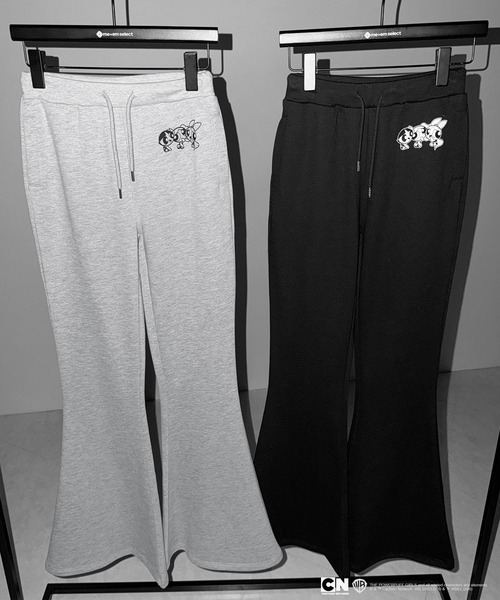 me+em select(ミームセレクト)の「【THE POWERPUFF GIRLS】パワーパフガールズバックレタリングロゴスウェットフレアパンツ / back lettering logo sweat flare pants【 セットアップ着用可能 】(スウェットパンツ・レディース・グレー/ブラック・FREE)」の4枚目の写真