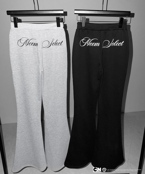 me+em select(ミームセレクト)の「【THE POWERPUFF GIRLS】パワーパフガールズバックレタリングロゴスウェットフレアパンツ / back lettering logo sweat flare pants【 セットアップ着用可能 】(スウェットパンツ・レディース・グレー/ブラック・FREE)」の5枚目の写真